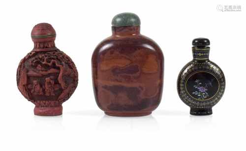 DREI LACK- UND ROTLACK-SNUFF-BOTTLES, CHINAH. 5,7/8 CM