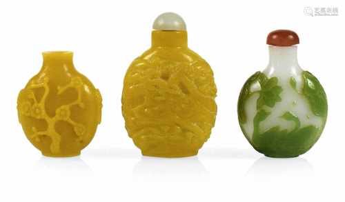 DREI SNUFFBOTTLES AUS GLAS,CHINA, 19./20. JH.H. 5/6 CM