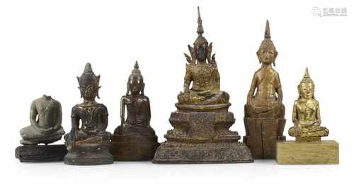 GRUPPE VON SECHS BUDDHAS,HOLZ/BRONZE, BURMA/THAILANDH. 10,5/29,5 CM