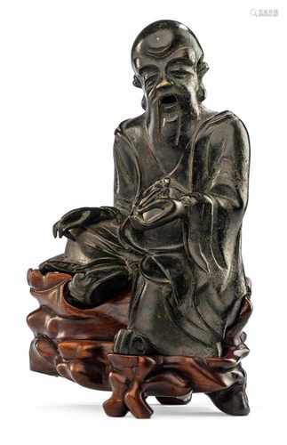 SHOULAO AUS BRONZE MITEINEM HOLZSTAND, CHINA, 17.JH.H. 21 CM O.S.