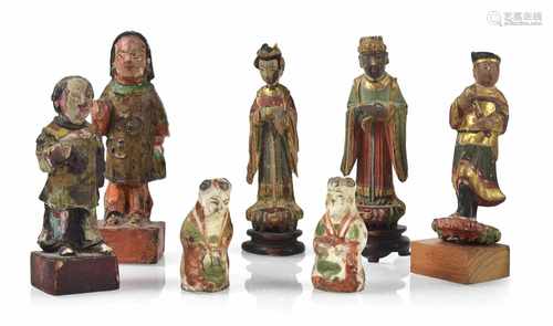 FÜNF HOLZ- UND ZWEI PORZELLAN-FIGUREN, CHINA, U.A. 18. JH.H. 6,5/14 CM