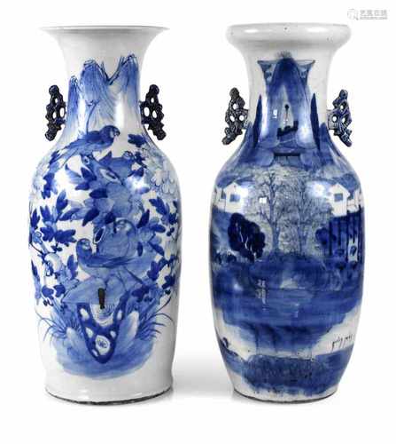 ZWEI BODENVASEN, BLAU-WEISS,CHINA, SPÄTE QING-DYNASTIEH. 56,9/57,1 CM