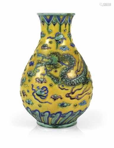 VASE MIT RELIEFDEKOR AUFGELBEM GRUND, CHINA, 19.JH.H. 21,5 CM