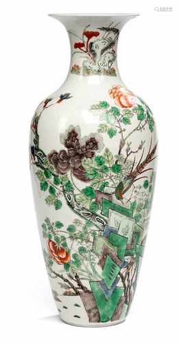 GROSSE BALUSTERVASE, FAMILLEVERTE, CHINA, 19. JH.H. 45,8 CM