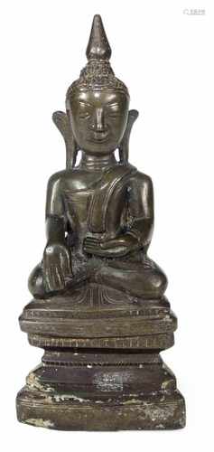 SITZENDER BUDDHA SHAKYAMUNI,BRONZE, 18. JH.H. 27 CM