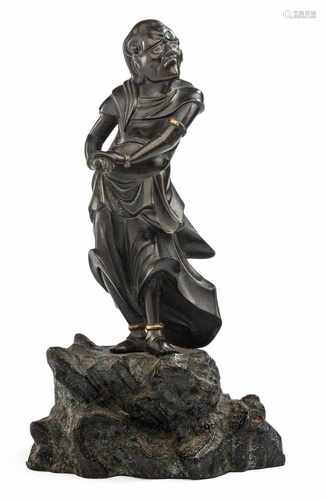 BRONZE EINES RAKAN AUF EINEMFELSEN, JAPAN, MEIJI-PERIODEH. 36,5 CM