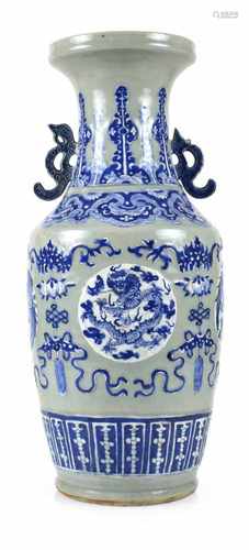 VASE MIT BLAU-WEISSEMRELIEFDEKOR, CHINA, 19.JH.H. 61 CM