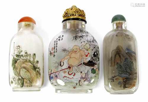 DREI SNUFFBOTTLES MIT INNENMA-LEREI, KRISTALL, CHINA, 20.JH.H. 6,9/8 CM