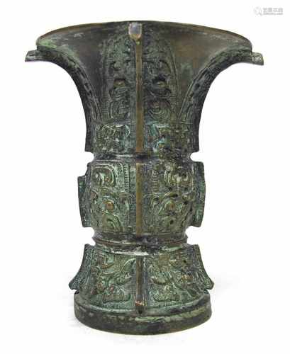 KLEINE 'GU'-FÖRMIGE VASE AUSBRONZE, CHINA, 19./20. JH.H. 10,2 CM