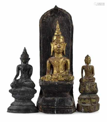 DREI DARSTELLUNGEN DES BUDDHA,HOLZ/BRONZE, BURMA, 19./20.JH.H. 22,5/63 CM