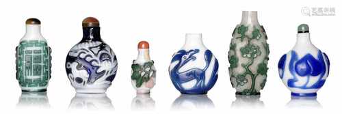 SECHS SNUFFBOTTLES, ÜBERFANG-DEKOR, GLAS, CHINA, 19./20.JHH. 4/8 CM