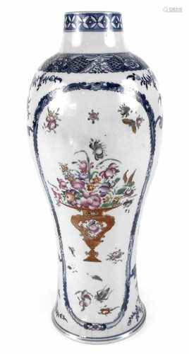 VASE, CHINA, UM 1800,POLYCHROMER BLUMENDEKORH. 32,8 CM