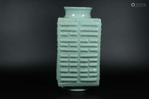 A GE-TYPE SQUARE VASE.MARK OF QIANLONG