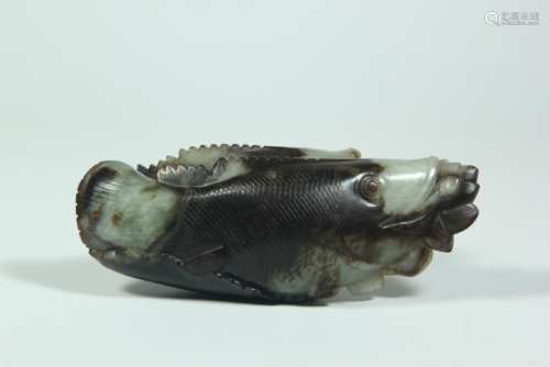 A CARVED BLACK-WHITE JADE FISH.ANTIQUE