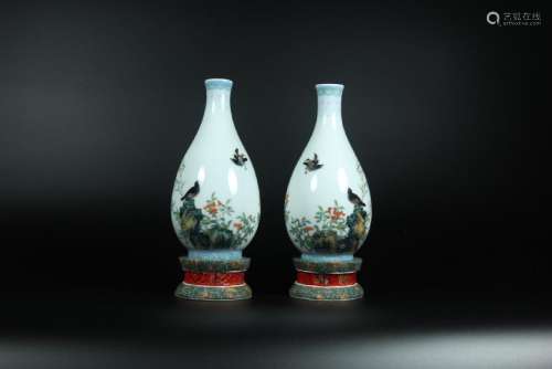 A PAIR OF FAMILLE-ROSE VASES.MARK OF YONGZHENG