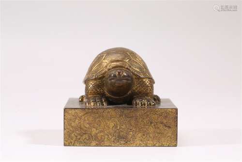 A CARVED GILT-BRONZE TURTLE.QING DYNASTY