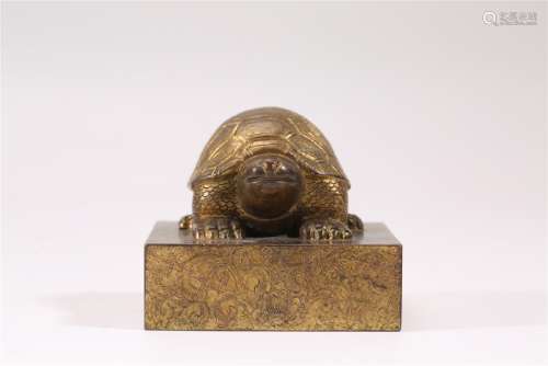 A CARVED GILT-BRONZE TURTLE.QING DYNASTY