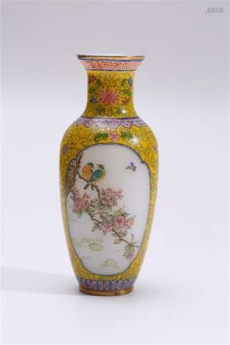 AN ENAMELLED GLASS VASE.MARK OF QIANLONG