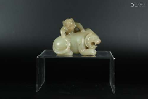 A CARVED JADE BEAR GROUP.ANTIQUE