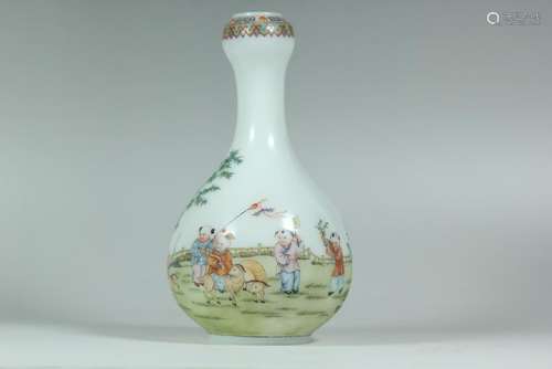 AN ENAMELLED GLASS VASE.MARK OF QIANLONG