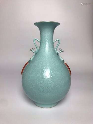 A TURQUOISE-GLAZED BOTTLE VASE.MARK OF QIANLONG