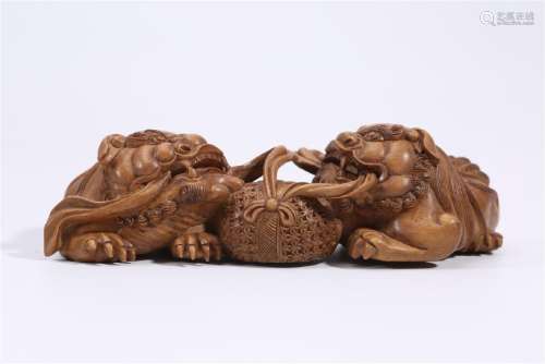 A CARVED  AGALLOCH WOOD LION GROUP.ANTIQUE