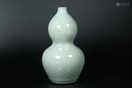 A GE-TYPE DOUBLE-GOURD VASE.MARK OF QIANLONG