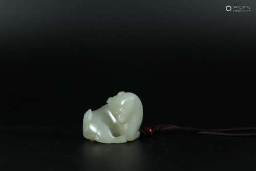 A CARVED WHITE JADE BEAST.QING DYNASTY