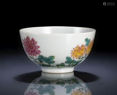 A FINE IMPERIAL FAMILLE ROSE CHRYSANTHEMUM PORCELAIN BOWL