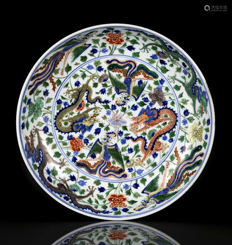 A FINE AND LARGE IMPERIAL WUCAI 'DRAGON AND PHOENIX' DISH