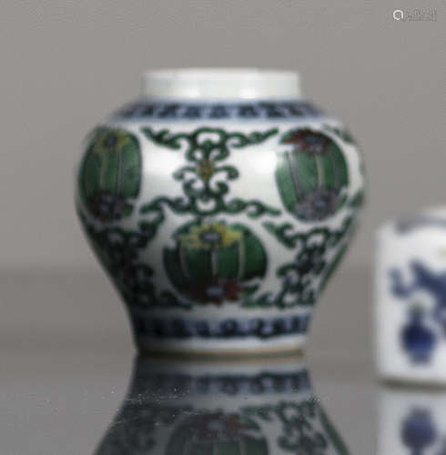 A SMALL DOUCAI FLOWER PORCELAIN JAR