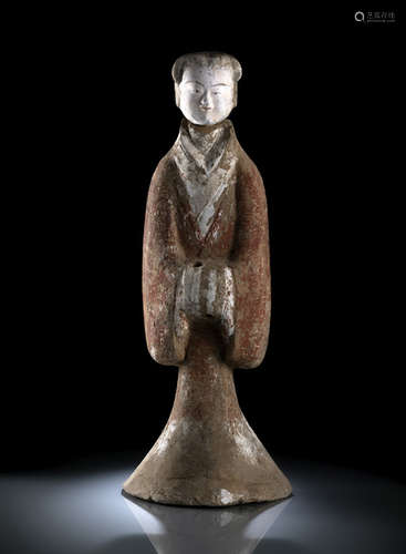 A PAINTED EARTHENWARE MODEL OF A STANDING COURT LADY