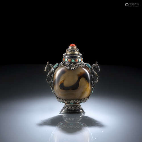 A LARGE SILVER-MOUNTED AND STONE DECORATED AGATE SNUFFBOTTLE