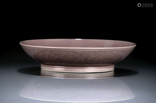 A SMALL IMPERIAL AUBERGINE-GLAZED INCISED DISH