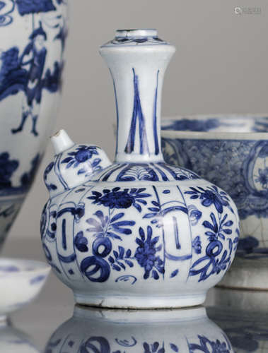 A BLUE AND WHITE KRAAK PORCELAIN KENDI