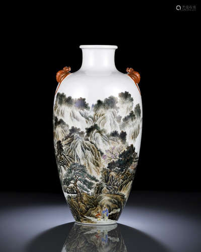 A FINE PAINTED PORCELAIN VASE