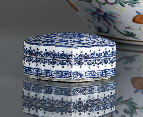 A FINE BLUE ENAMEL SLIP-DECORATED PORCELAIN BOX AND COVER IN JUI SHAPE