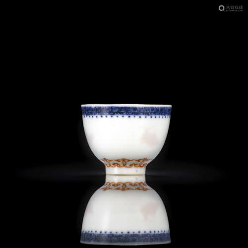 A FINE IRON-RED AND UNDERGLAZE BLUE DECORATED PORCELAIN WINE CUP INSIDE WITH FISHES