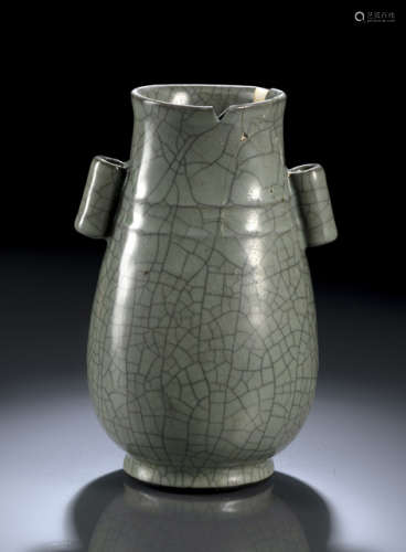 A RARE CRACKLE GLAZE DECORATED HU SHAPED VASE WITH HANDLES