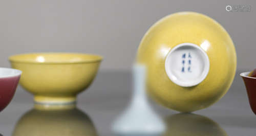 A PAIR OF YELLOW-GLAZED BOWLS WITH INCISED DRAGON DECOR