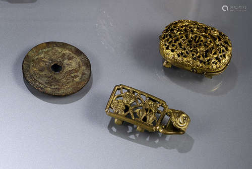 A GILT-BRONZE BELT BUCKLE AND A BELT HOOK