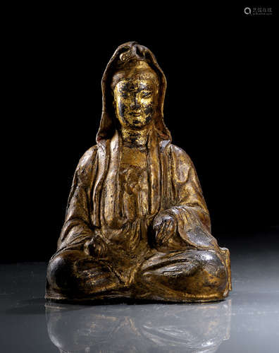 A BRONZE FIGURE OF SEATED GUANYIN