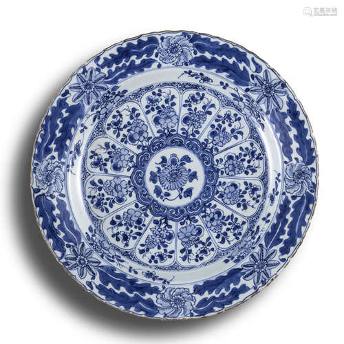 A LARGE BLUE AND WHITE FLOWER PLATE