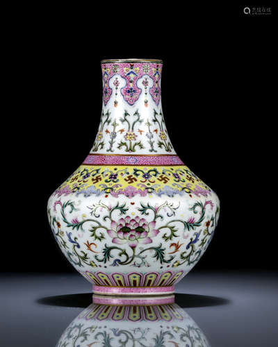 A FINE IMPERIAL FAMILLE ROSE BOTTLE VASE