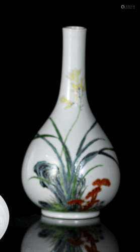 A SMALL FAMILLE VERTE PORCELAIN BOTTLE VASE