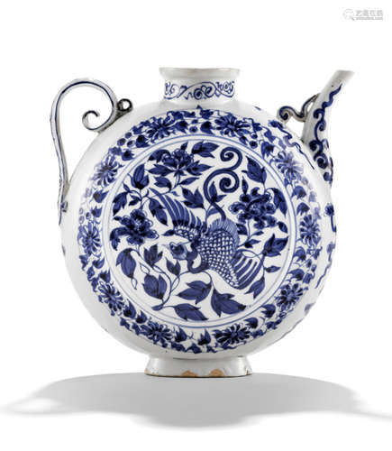 A MOON FLASK SHAPED BLUE AND WHITE PORCELAIN EWER