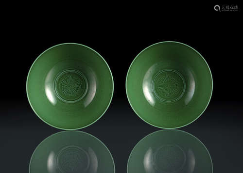 A VERY RARE PAIR OF GREEN-GLAZED INCISED PORCELAIN BOWLS