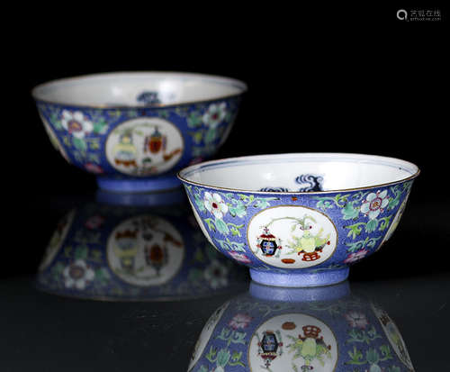 A PAIR OF BLUE-GROUND SGRAFFIATO PORCELAIN BOWLS WITH ANTIQUES AND FLOWERS