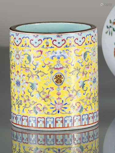 A YELLOW-GROUND FAMILLE ROSE CYLINDRCIAL LOTOS PORCELAIN BRUSHPOT