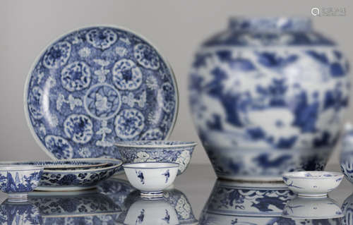 A GROUP OF SEVEN BLUE AND WHITE PORCELAINS